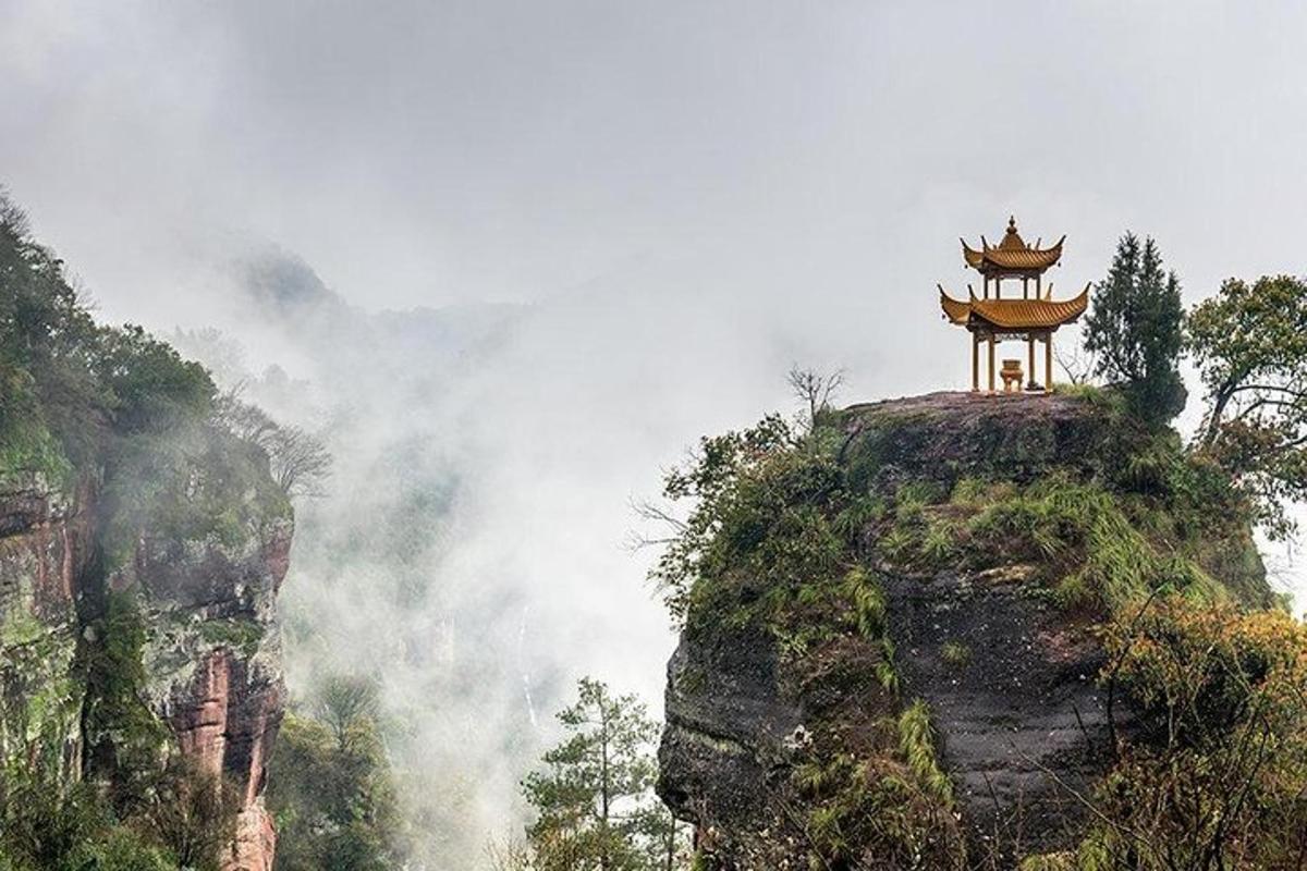 una pagoda situada en la cima de una montaña