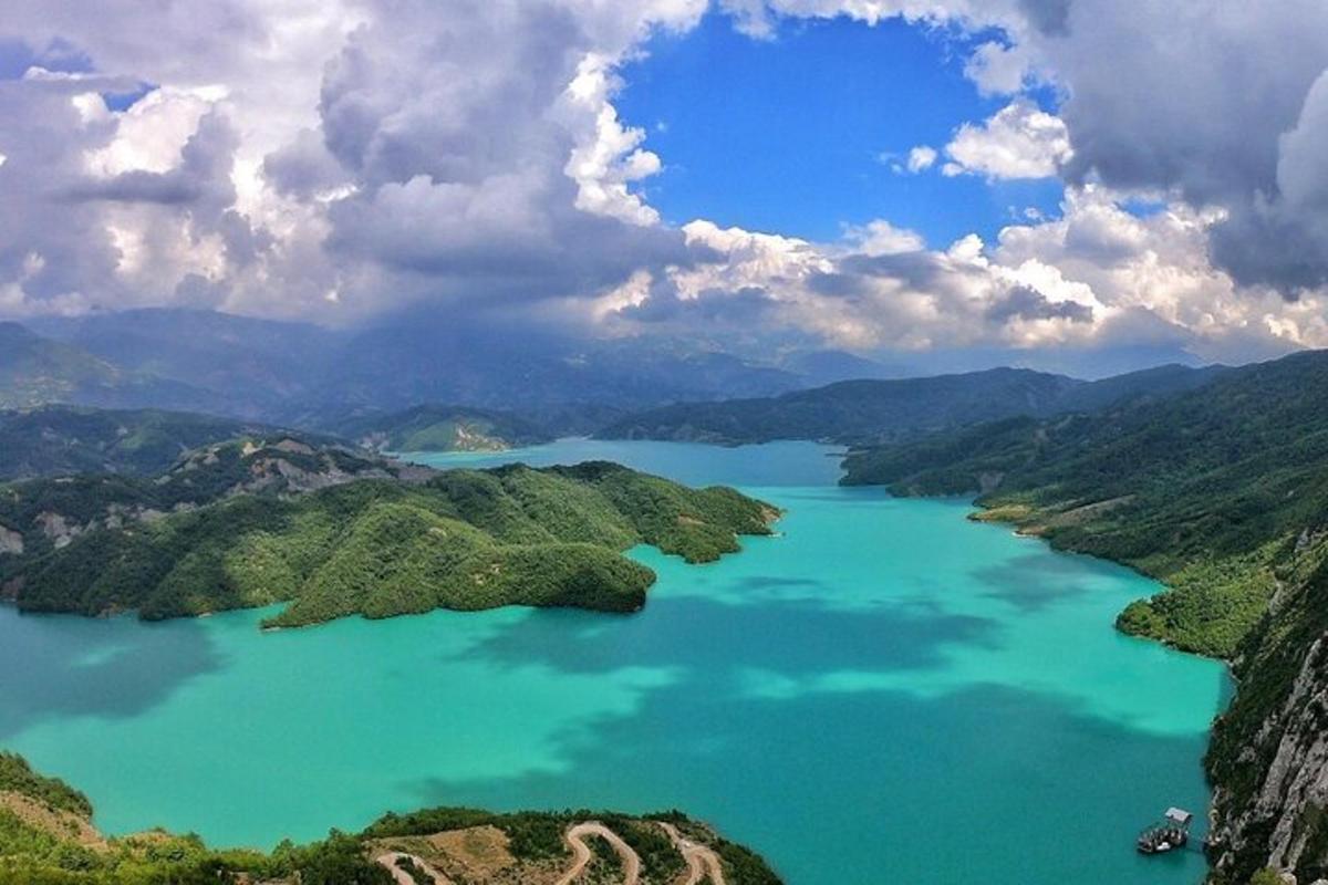 una vista aerea di un lago in montagna