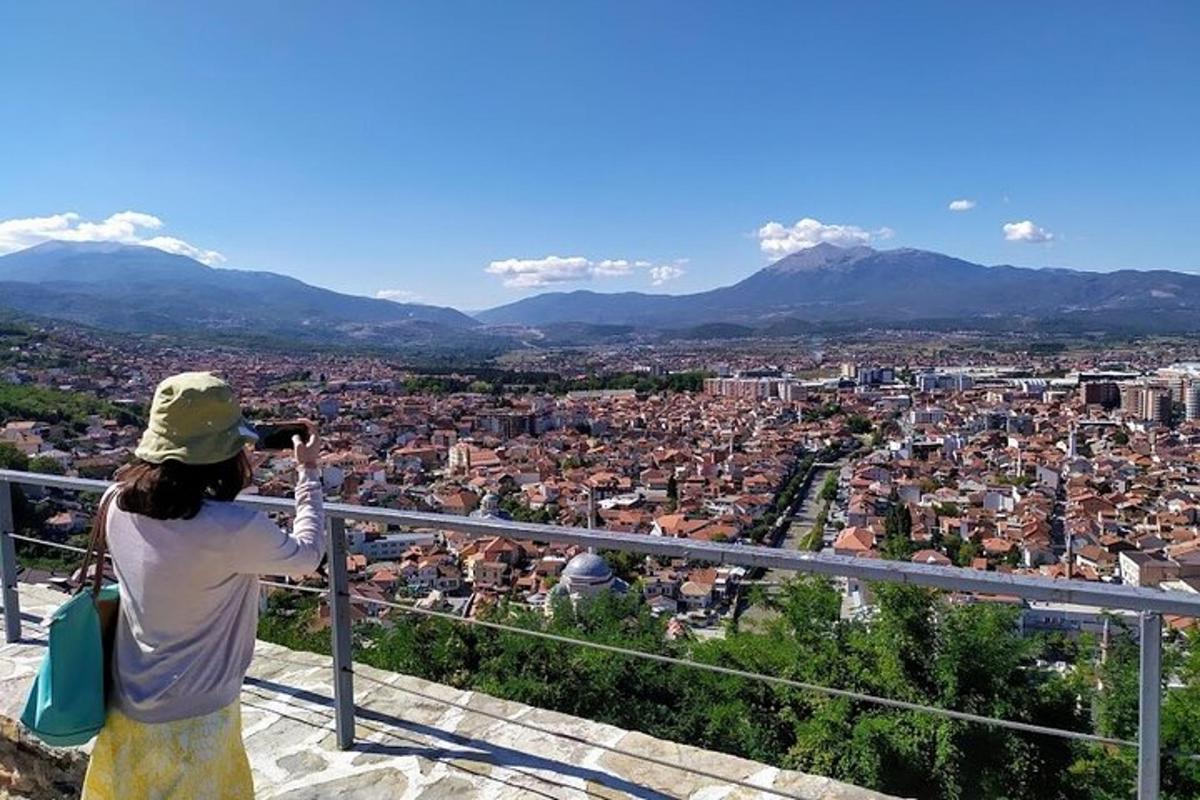 una donna che scatta una foto di una città