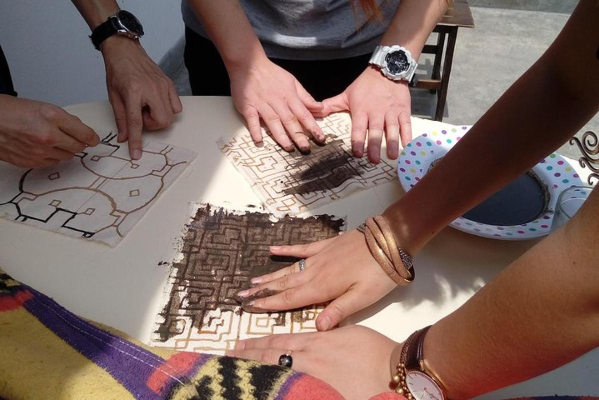 un gruppo di persone che lavora al disegno di un edificio