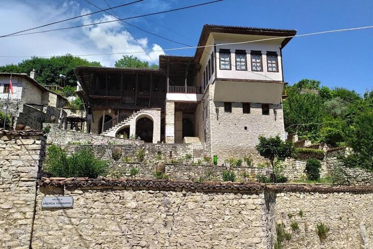 kivimüüri otsas asuv hoone