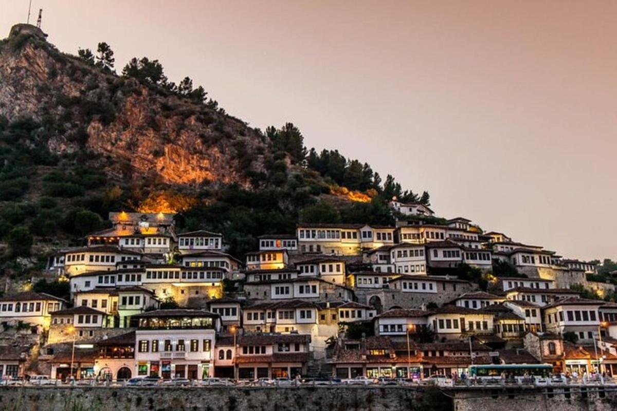 un grand groupe de maisons sur une colline