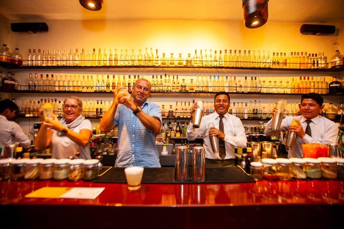 un gruppo di uomini in piedi dietro un bar a bere