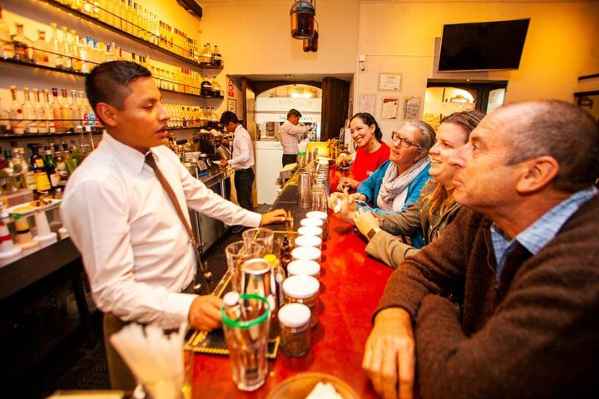 un gruppo di persone sedute al bar