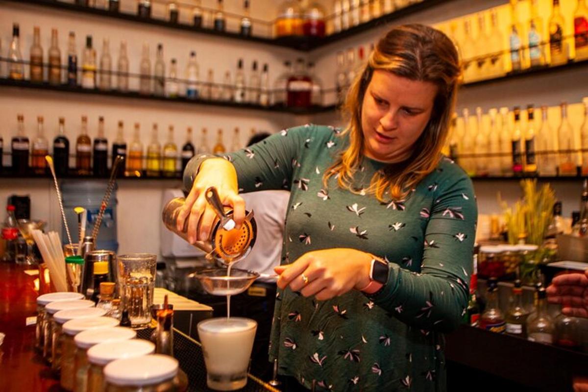una donna che prepara un drink al bar