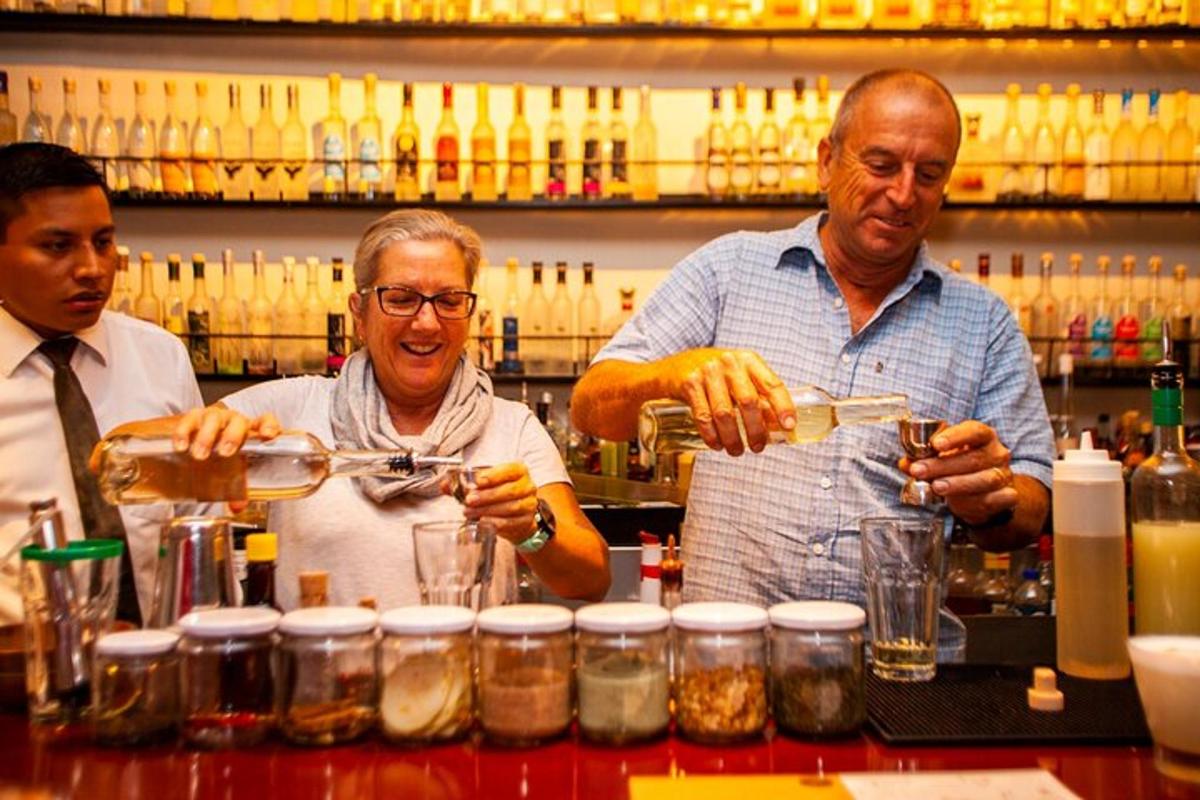 tre uomini in piedi dietro un bar che preparano bevande
