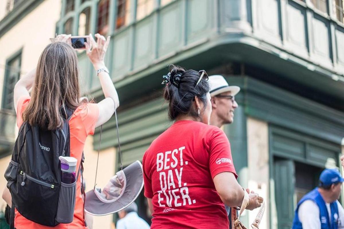 una donna che scatta una foto a un uomo con una macchina fotografica