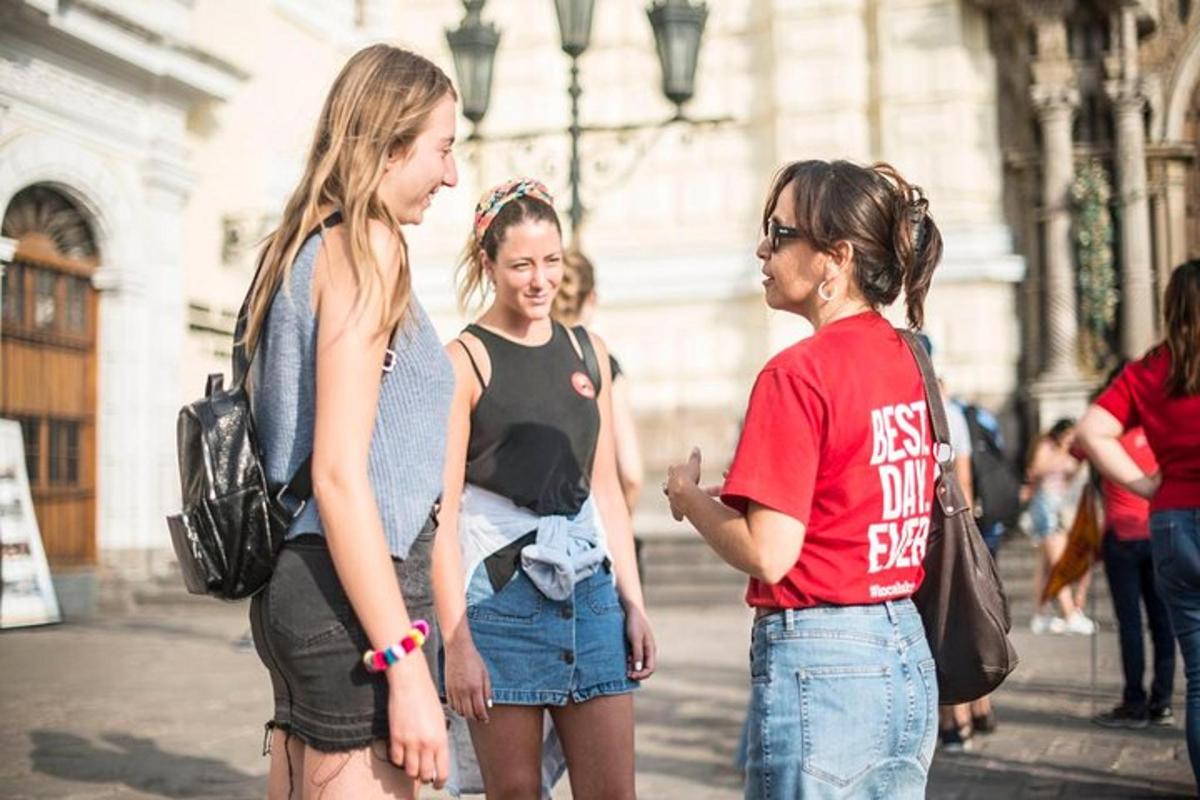 hópur stúlkna standa á götu í borginni