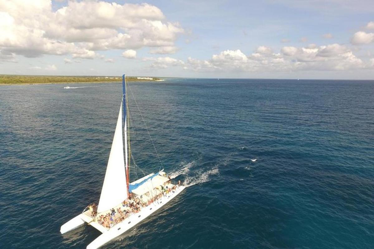 水中载有乘客的船