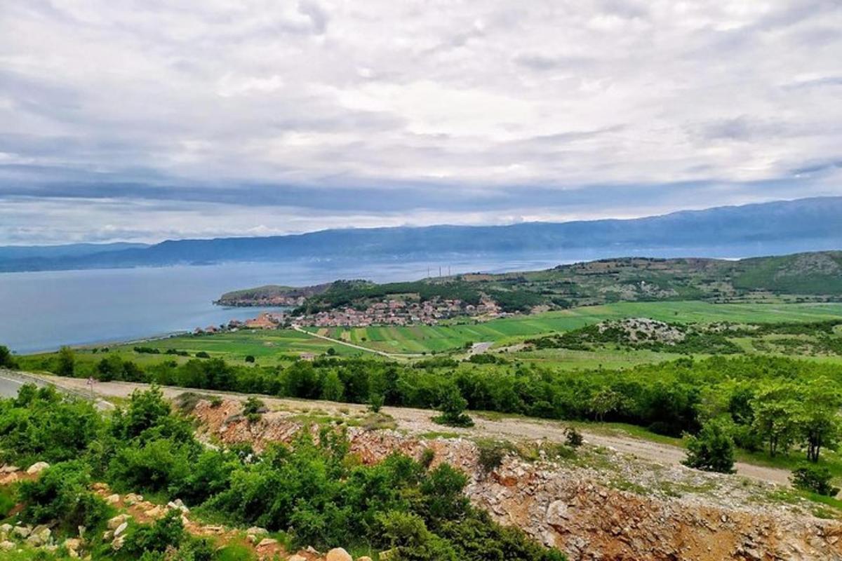Una vista de un valle con un cuerpo de agua.
