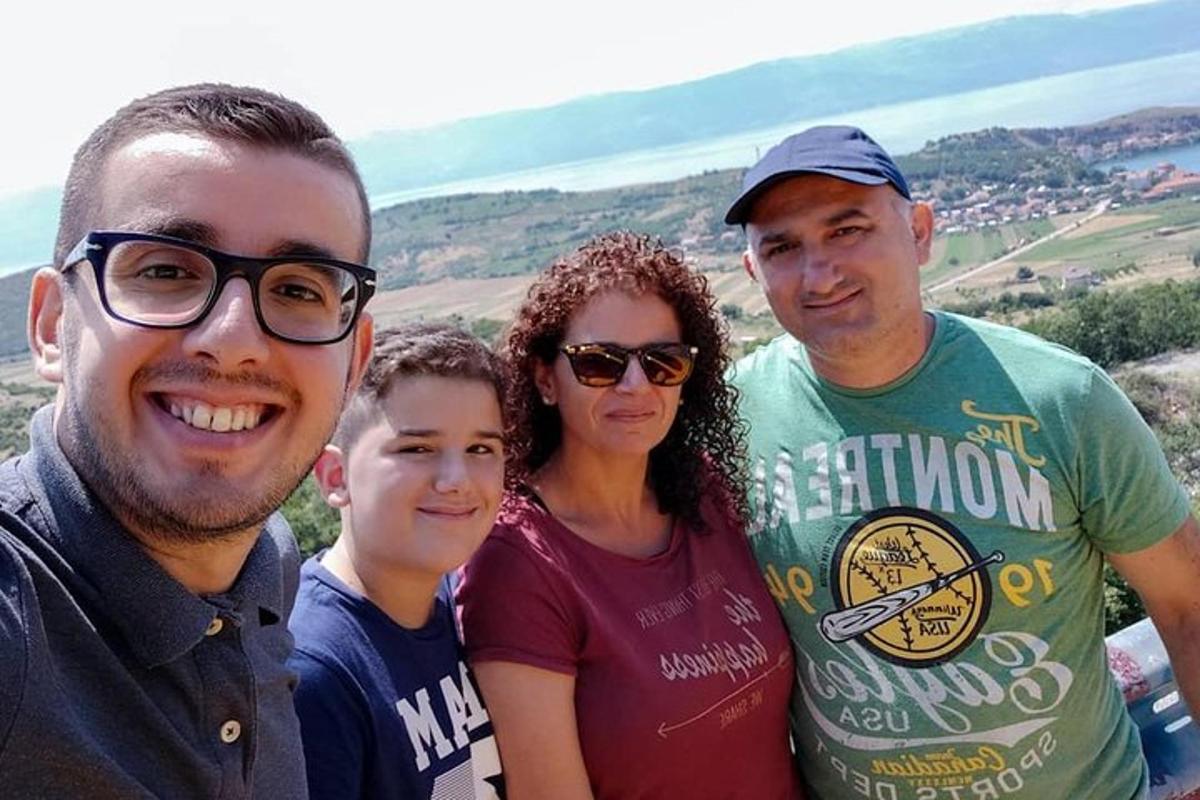 un grup de persones posant per a una foto