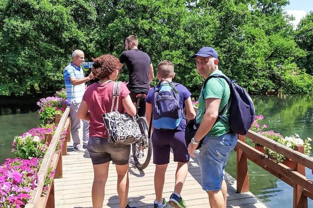 grupė žmonių, stovinčių ant medinio tilto