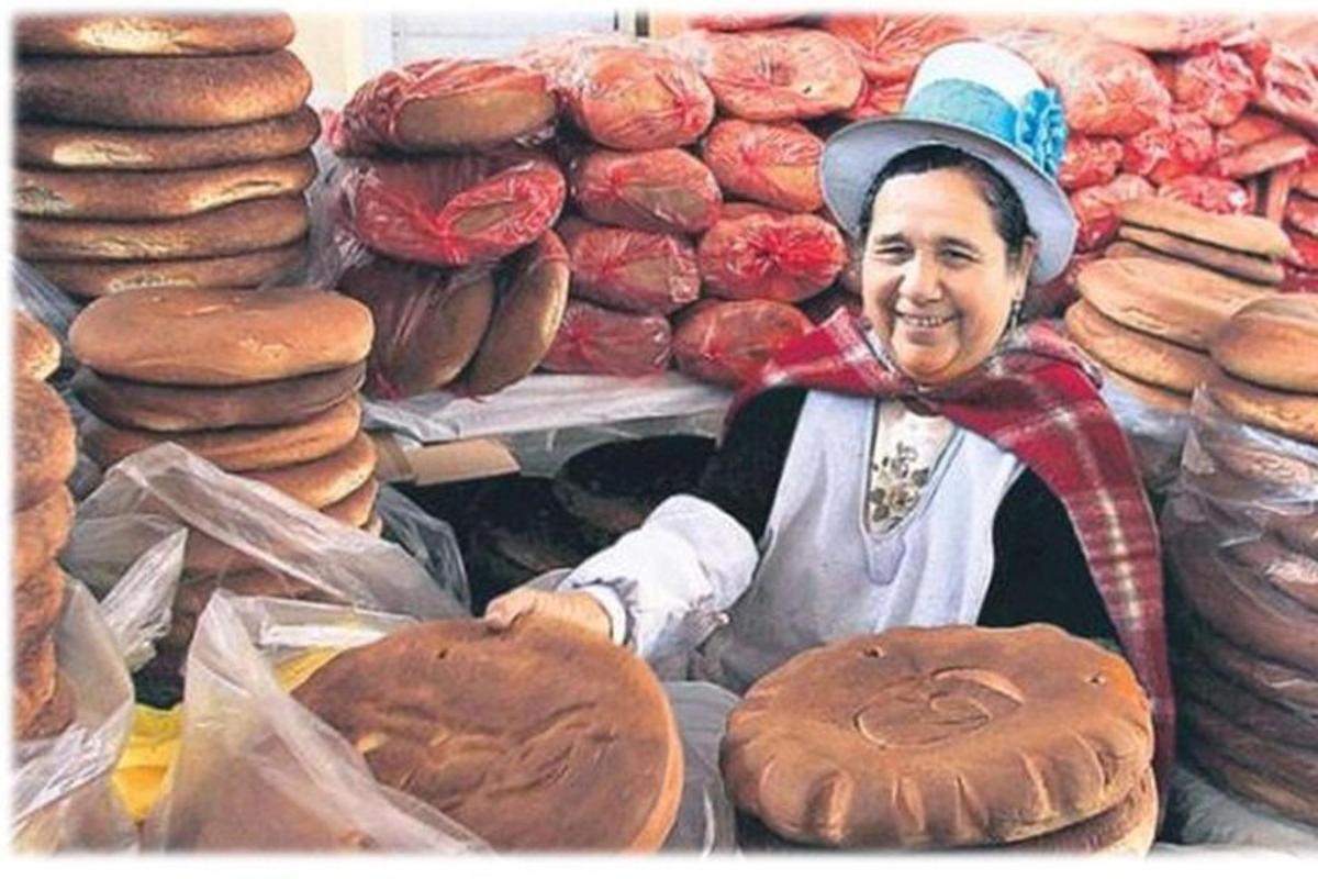 una donna in piedi davanti a un panificio con il pane