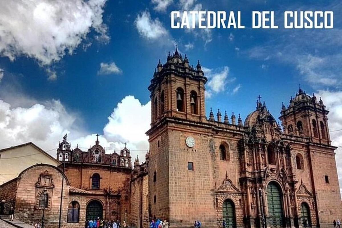 un grande edificio con una torre dell'orologio in cima