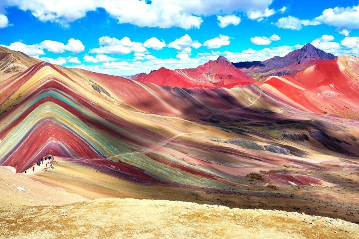 un dipinto di una montagna con i colori dell'arcobaleno