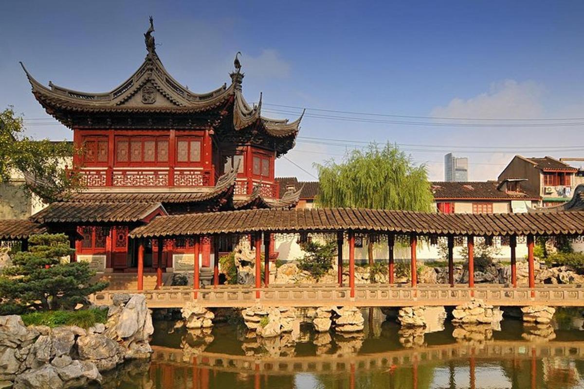 一座横跨水面的桥梁的建筑