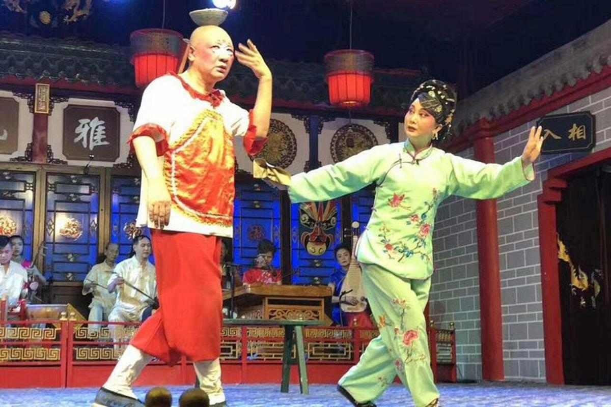 一男一女在表演舞蹈