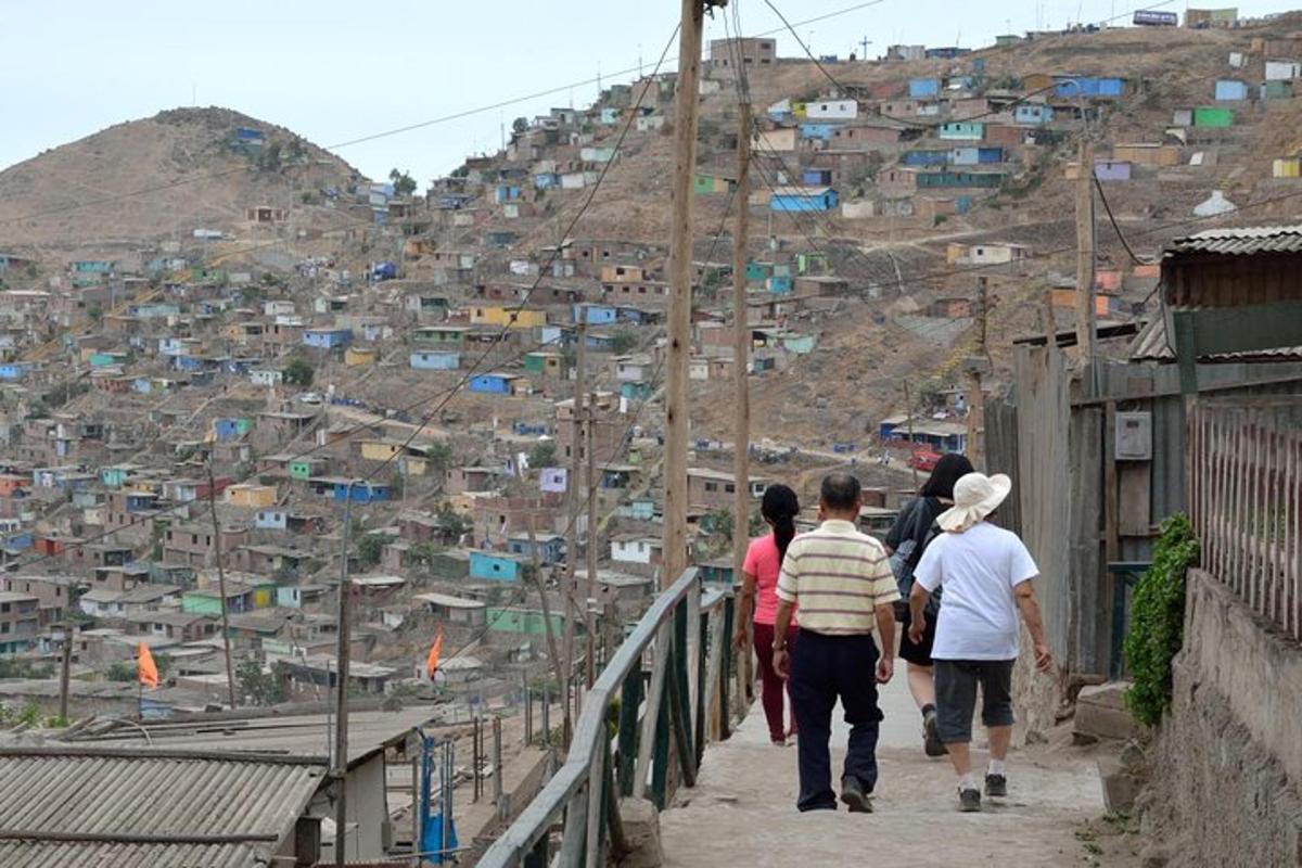 um grupo de pessoas caminhando em uma ponte sobre uma montanha