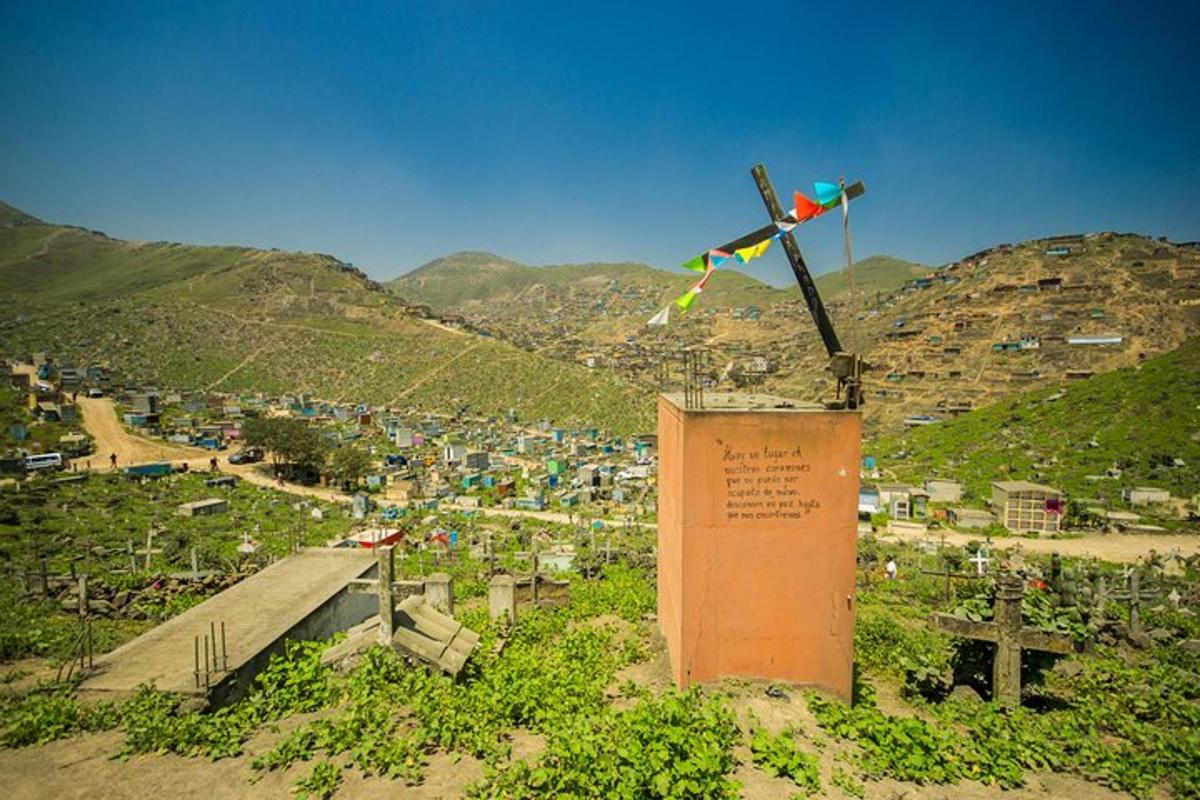 um monumento com uma pipa no topo de uma colina