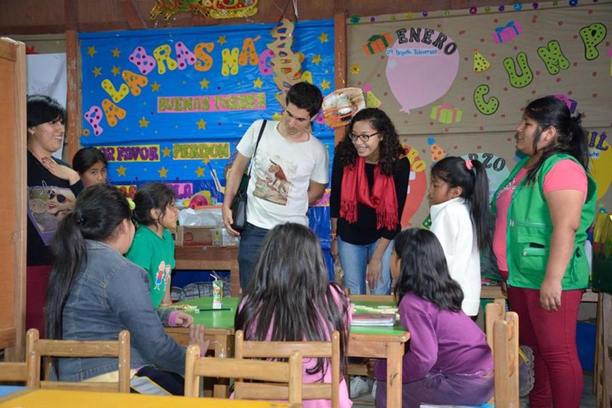 um grupo de pessoas em pé em uma sala de aula