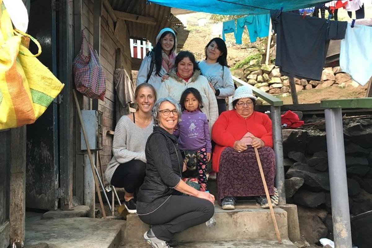 um grupo de mulheres está posando para uma foto