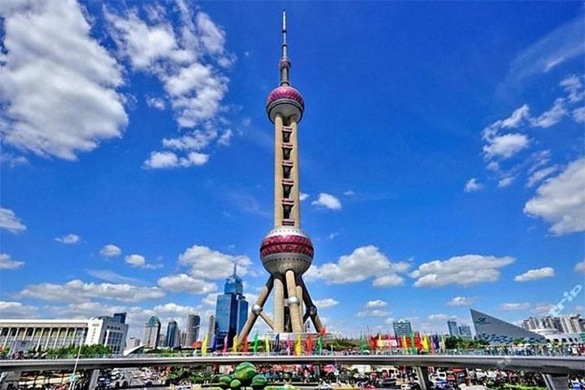 Pohled na televizní věž Oriental Pearl s městem
