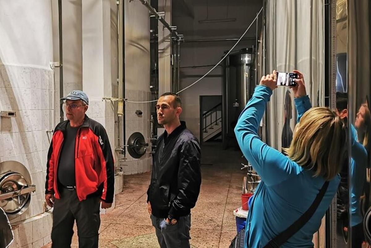 una donna che scatta una foto a un gruppo di uomini