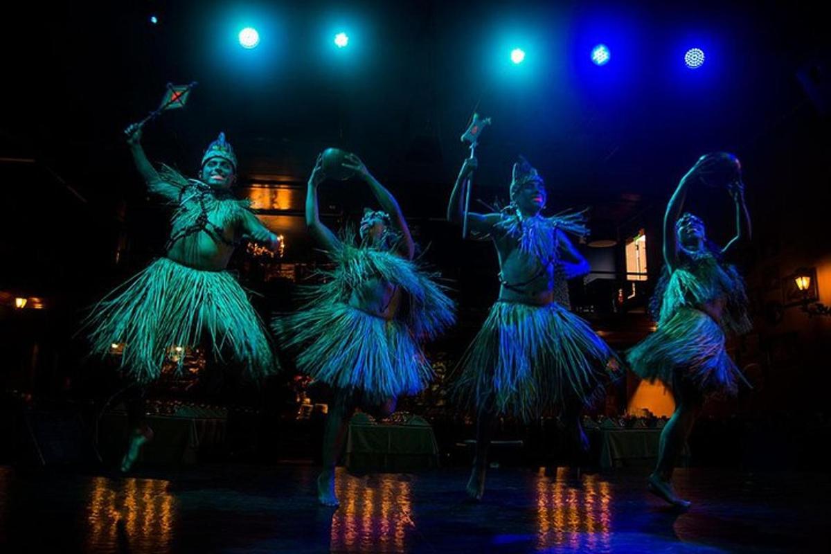 en gruppe på tre kvinner i kjoler som danser om natten