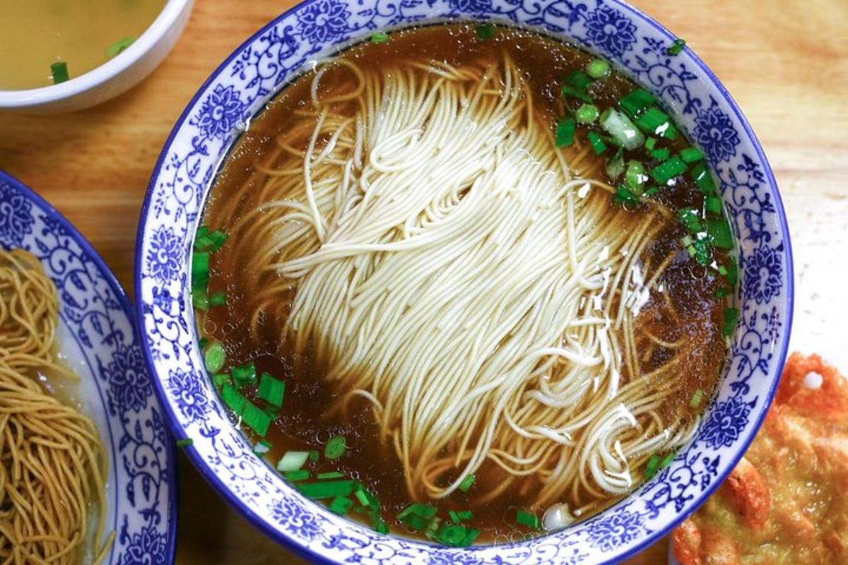 一碗盛在青花碗里的面条汤