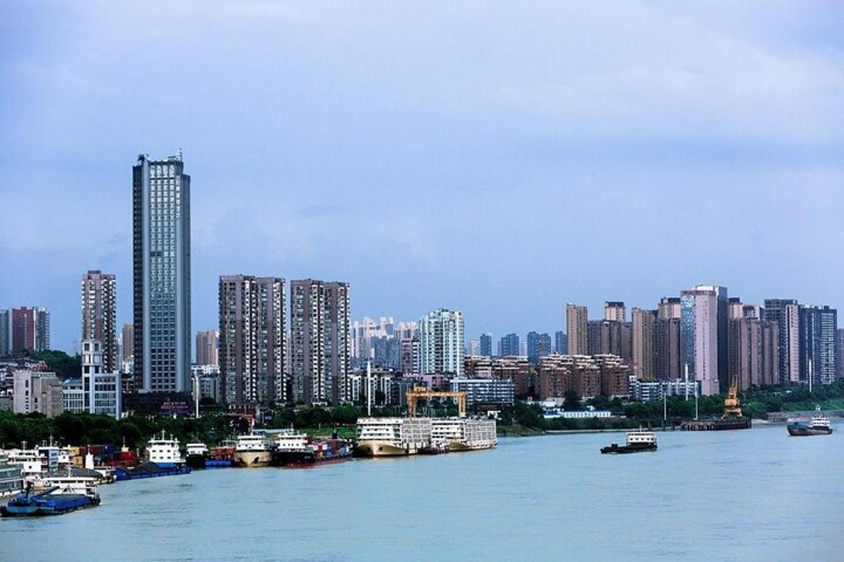 Una vista de una ciudad con un río y edificios.