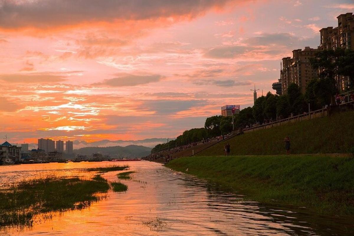 ein Fluss mit einem Sonnenuntergang im Hintergrund