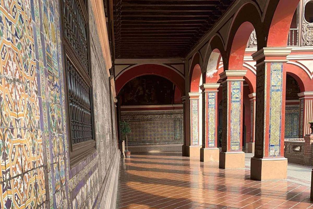 en hall med mosaiker på väggarna i en byggnad