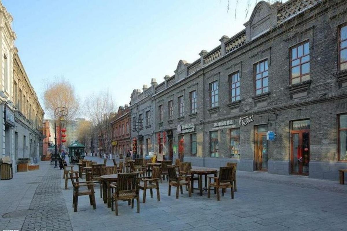prázdná ulice se stoly, židlemi a budovami