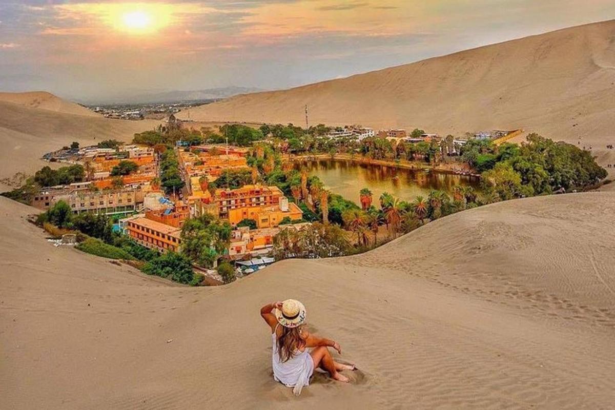una dona asseguda a la sorra del desert