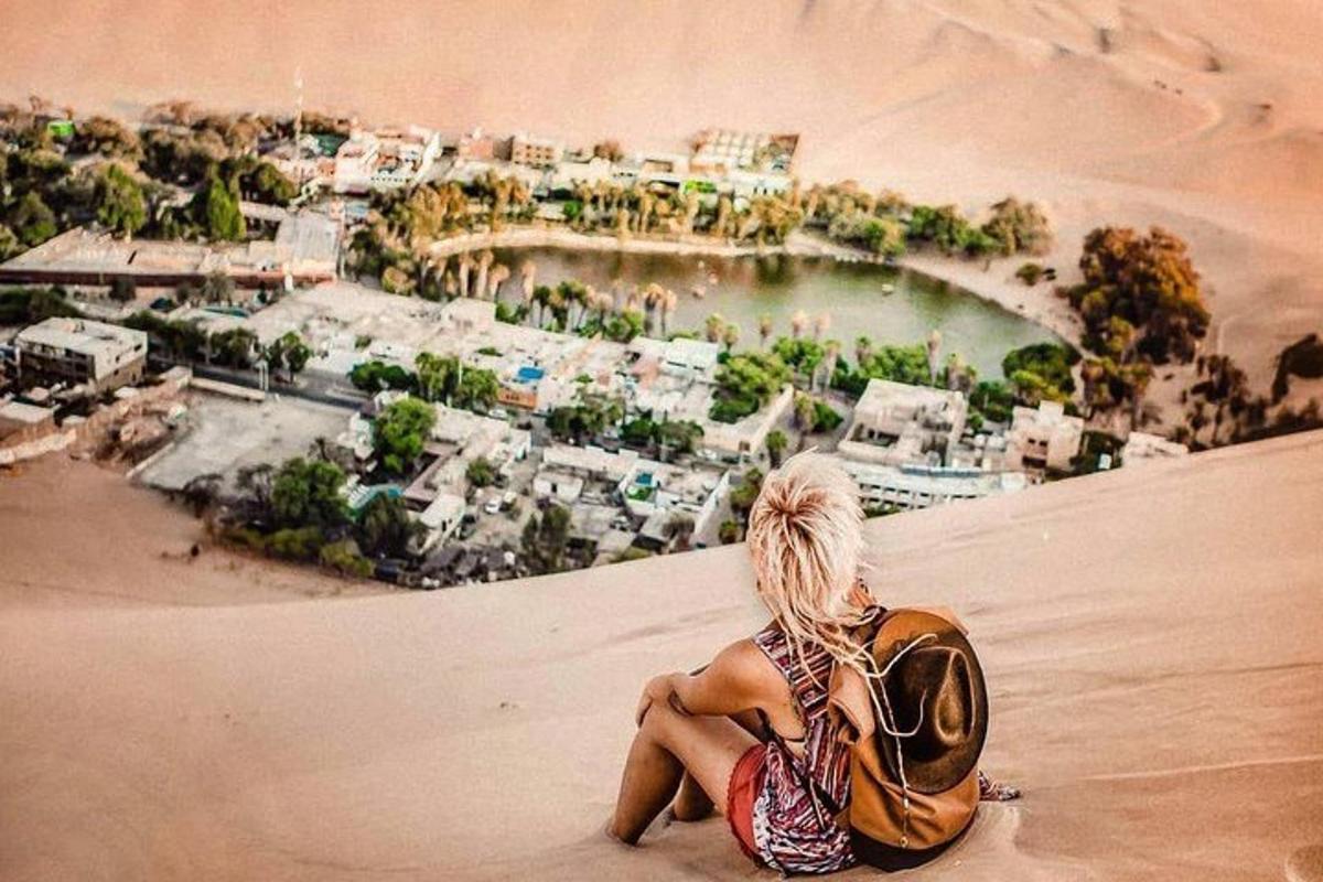 una dona asseguda a la sorra del desert