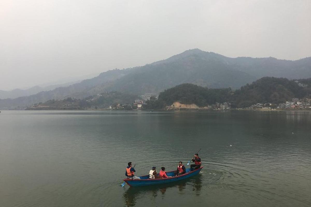 un gruppo di persone su una barca in acqua