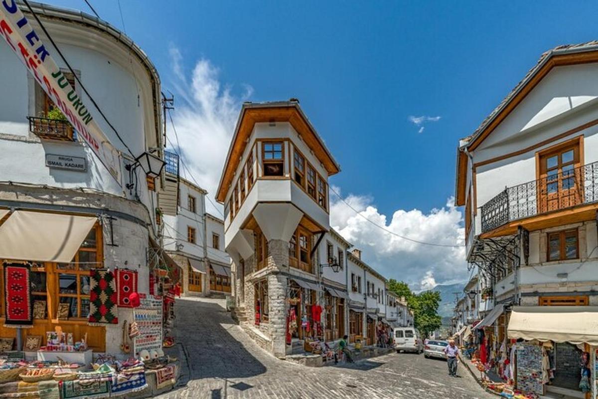 un gruppo di edifici su una strada cittadina