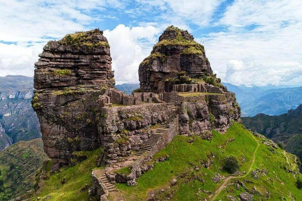 een stenen gebouw aan de zijkant van een berg