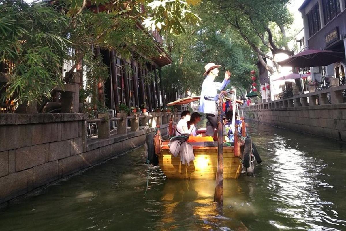 一群人乘船沿着运河行驶