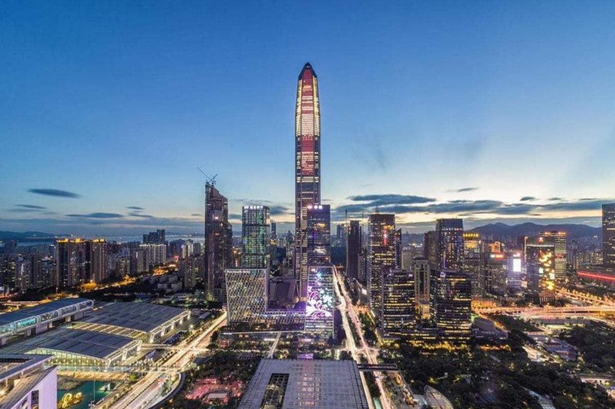 夜晚的城市天际线与高耸的摩天大楼