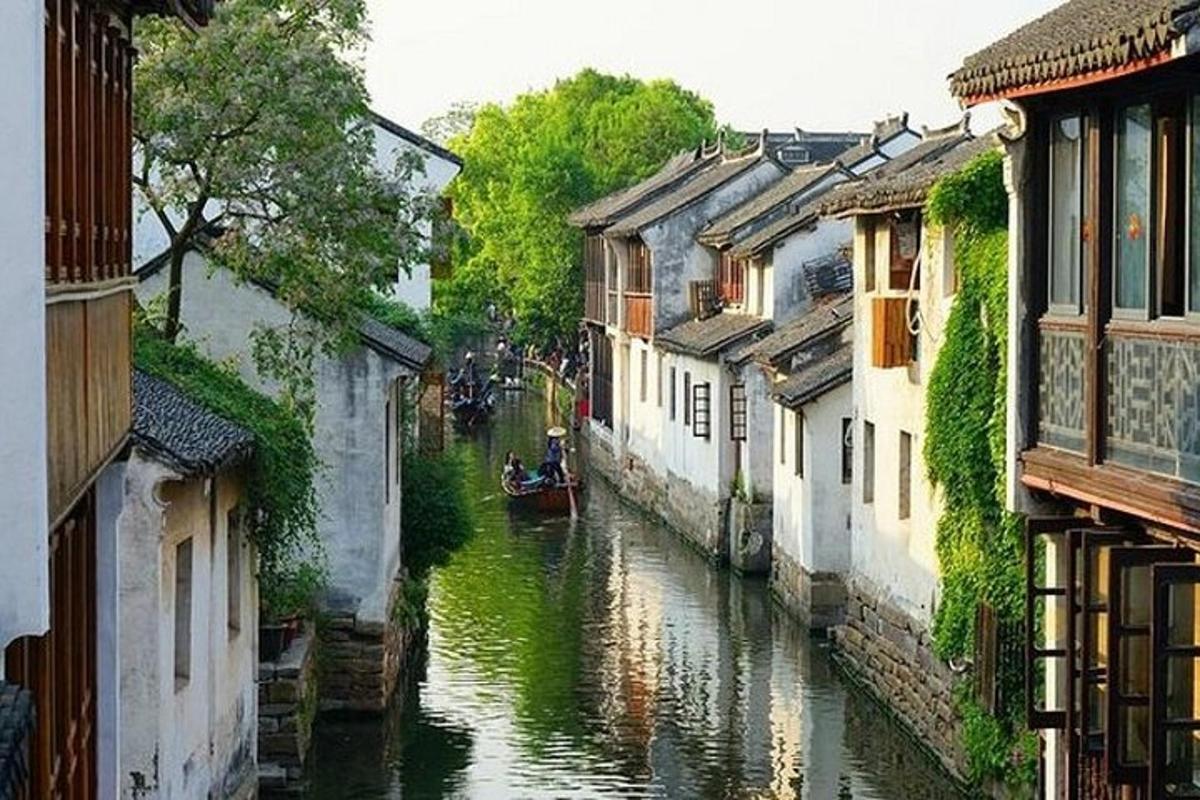 运河与建筑物和船只的景色