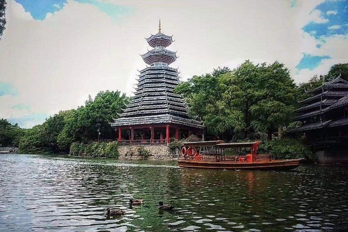 o barcă în apă în fața unei pagode