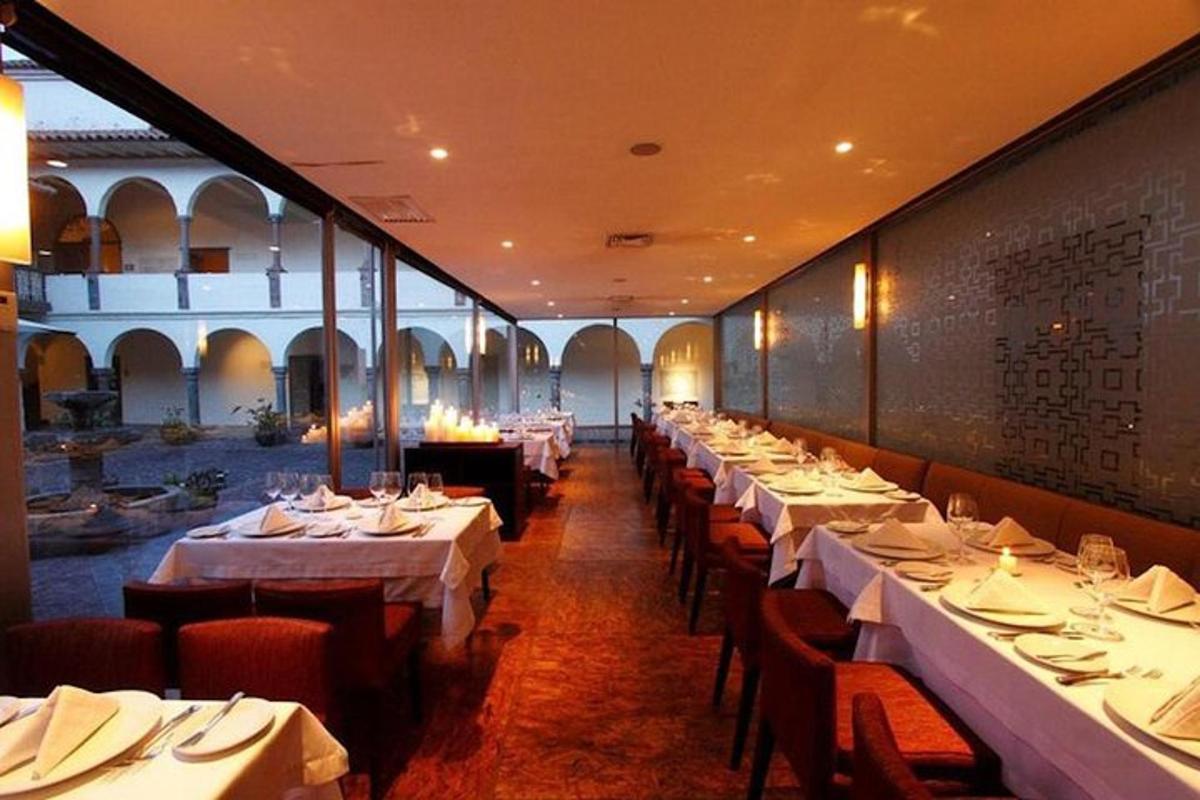 řada stolů v restauraci s bílým prostíráním