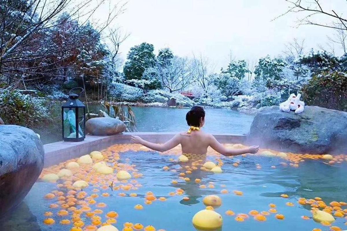 一名女子在水池里的热水浴缸中