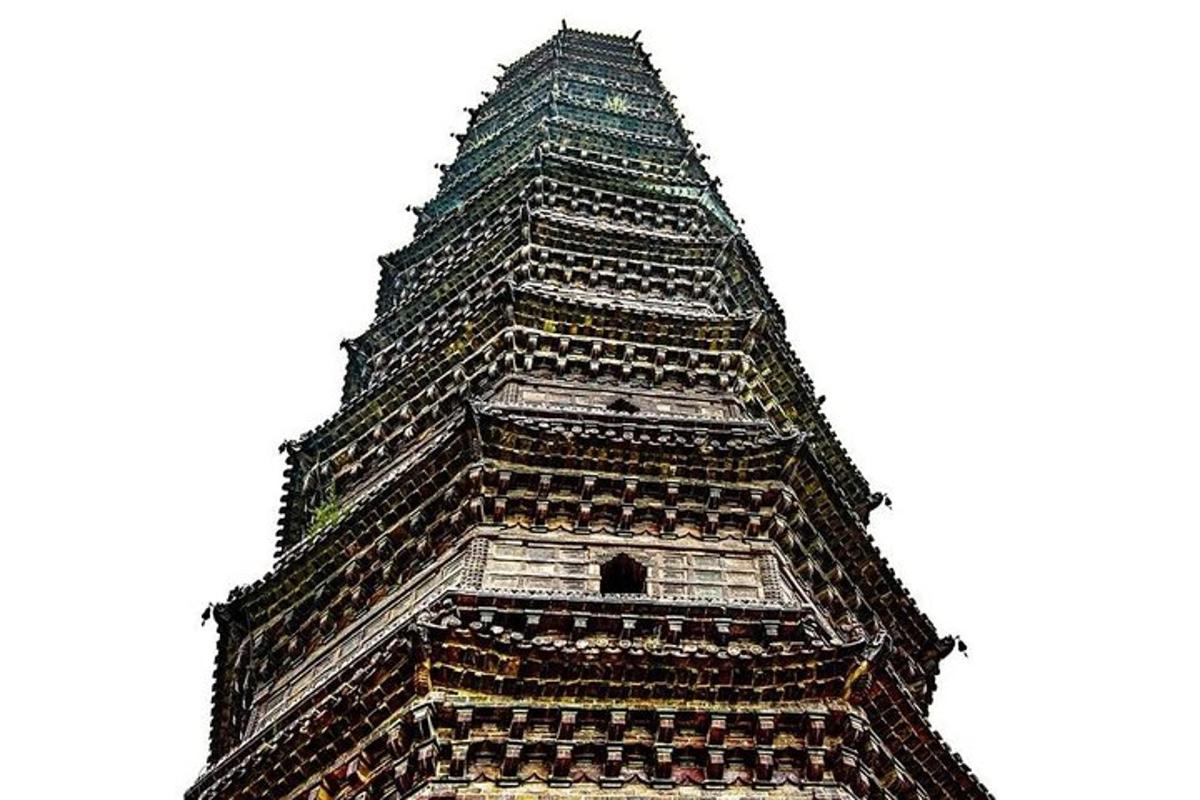 uma torre alta com uma janela no topo