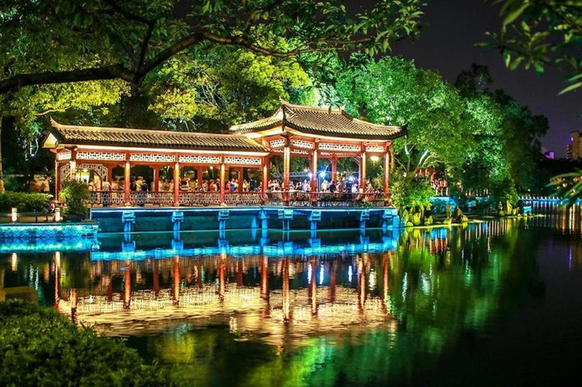 夜晚公园里的水上凉亭
