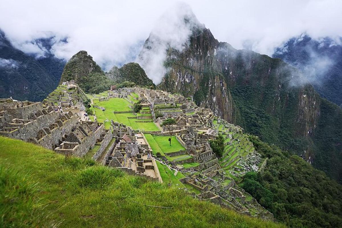 pohled na ruiny Machu Picchu na hoře
