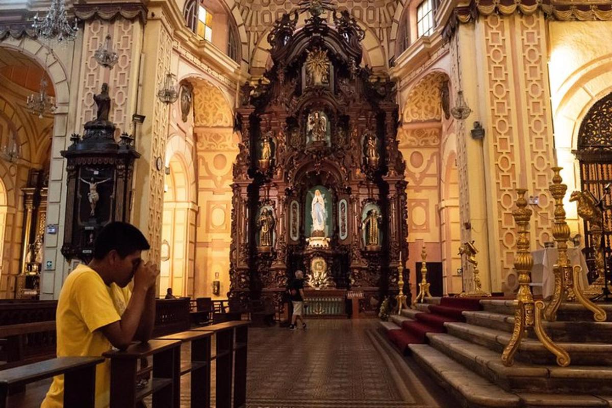 un uomo in piedi davanti a una grande chiesa