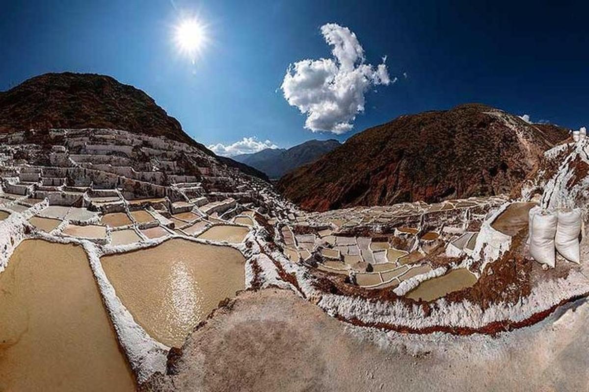 una vista aérea de las ruinas de una montaña