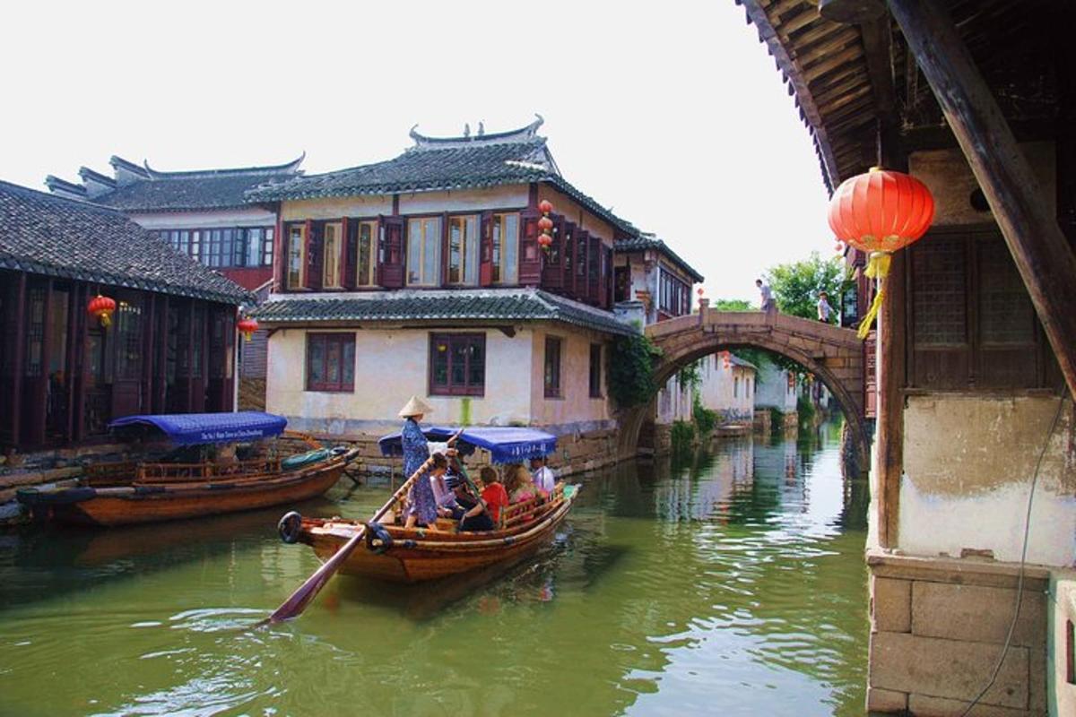 一群人在河上的船上